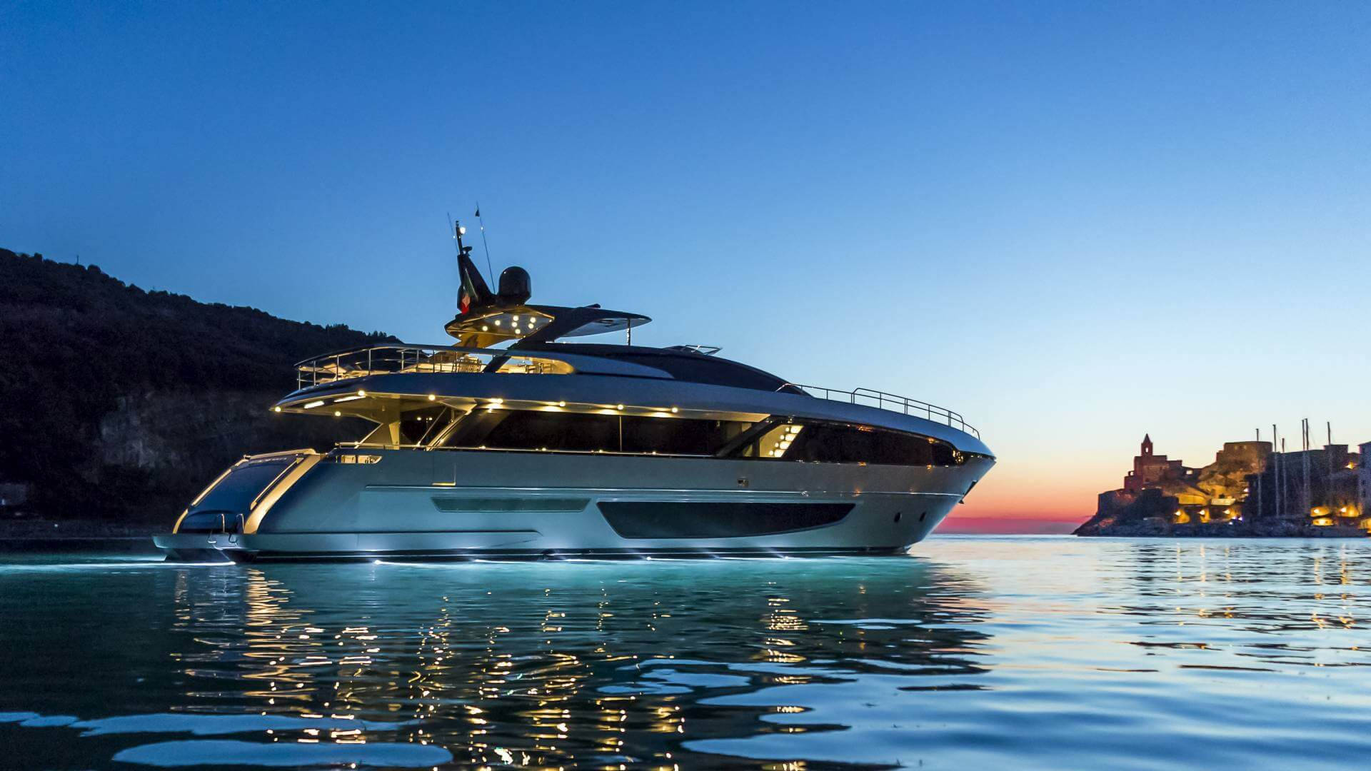 Private yacht charter Miami - sport cruisers and superyachts